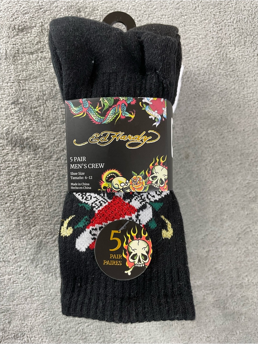 Ed Hardy Mens Cushioned Crew Socks 5 Pair (3 Black, 2 White)